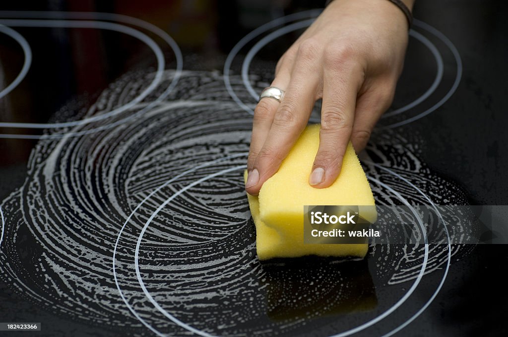 Alisándose las plumas campo amarillo esponja de la cocina - Foto de stock de Hornilla libre de derechos