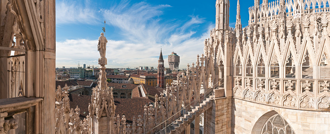 spires atracciones turísticas del Duomo de Milán estatuas terraza en el último piso con vista panorámica de la ciudad de Italia photo