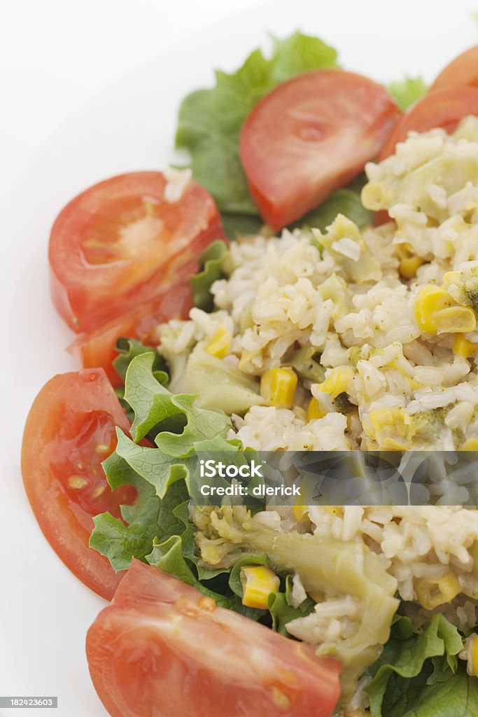 rice hotdish avec de la salade et des tomates - Photo de Aliment cru libre de droits