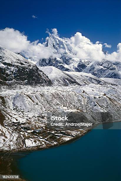 O Nepal Khumbu Vale No Himalaia - Fotografias de stock e mais imagens de Aldeia - Aldeia, Comboio ICE, Cordilheira - Montanha