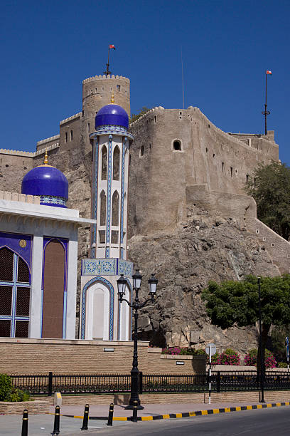 mesquita de al mirani e forte, old muscat - al mirani imagens e fotografias de stock