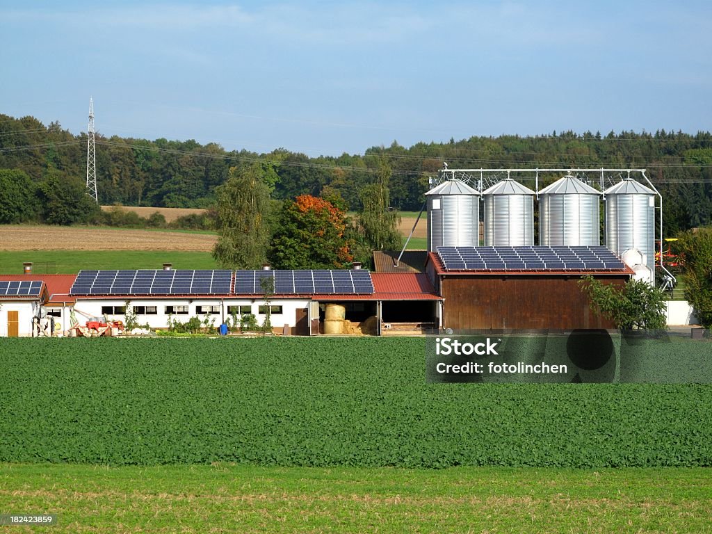 Farm mit Solarzellen - Lizenzfrei Agrarbetrieb Stock-Foto