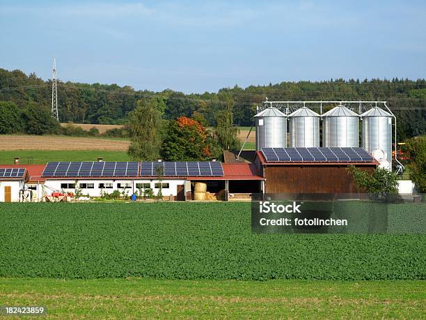 Farm Mit Solarzellen Stockfoto und mehr Bilder von Agrarbetrieb - Agrarbetrieb, Sonnenkollektor, Bauernhaus