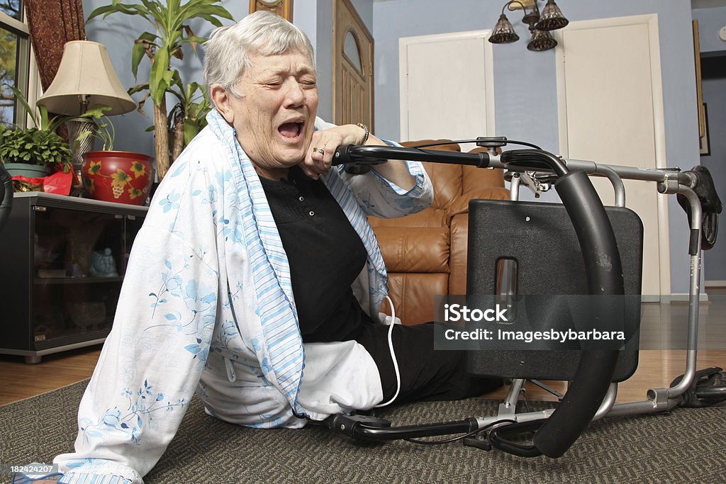 Elderly woman screams en el dolor. - Foto de stock de Caer libre de derechos