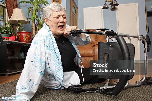 Elderly Woman Screams En El Dolor Foto de stock y más banco de imágenes de Caer - Caer, Tercera edad, Chillar