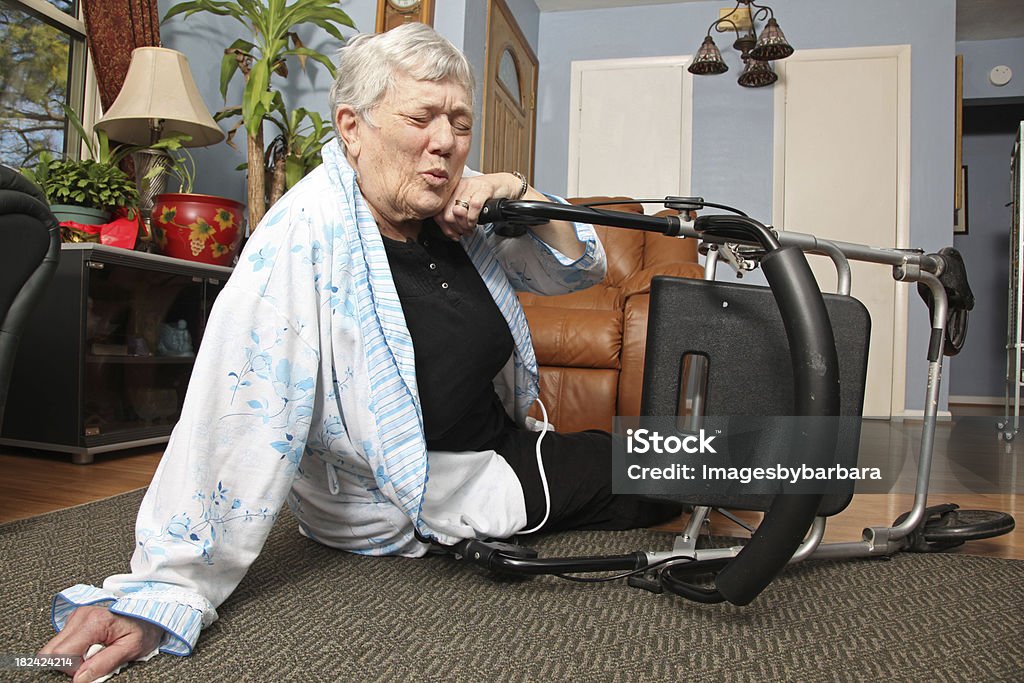 Elderly woman falls con walker a la planta baja. - Foto de stock de Caer libre de derechos