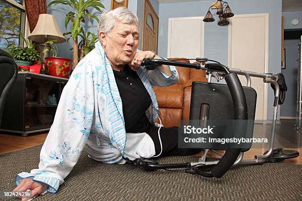 Elderly Woman Falls Con Walker A La Planta Baja Foto de stock y más banco de imágenes de Caer - Caer, Tercera edad, Angustiado