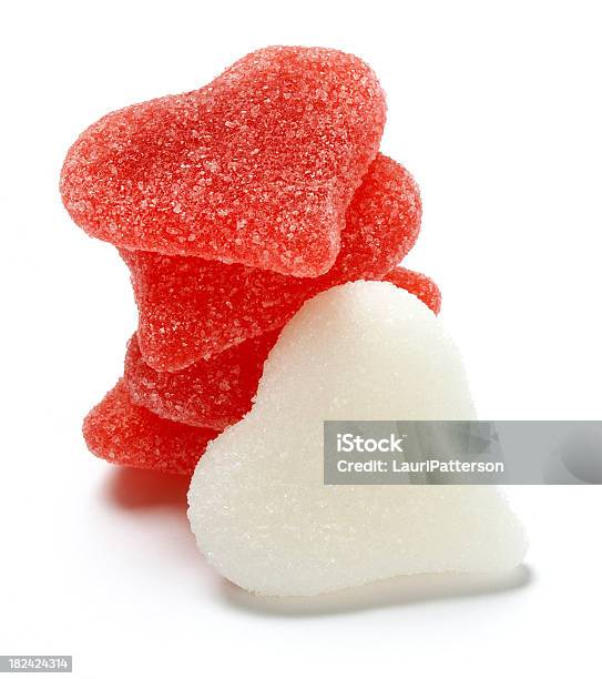 En Forma De Corazón Golosinas De San Valentín Foto de stock y más banco de imágenes de Fondo blanco - Fondo blanco, Corazón de caramelo, Golosina