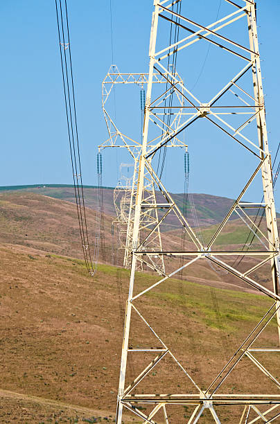 linhas de energia e postes no centro de idaho - idaho landscape power equipment electricity pylon imagens e fotografias de stock