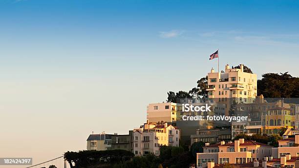 Stars Und Stripes Villas Apartments Goldener Sonnenuntergang San Francisco Kalifornien Stockfoto und mehr Bilder von Amerikanische Flagge