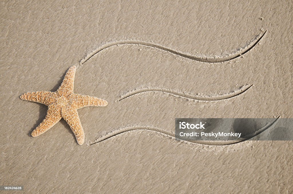 Stella di mare lascia Traccia stellare in sabbia - Foto stock royalty-free di A forma di stella