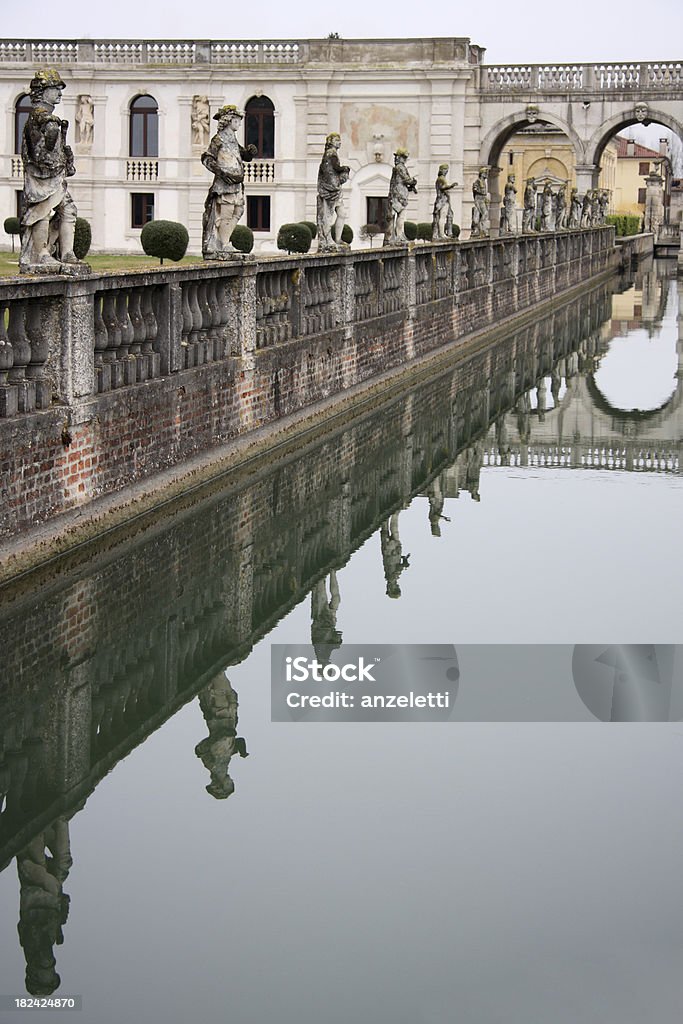 Reflets d'une Villa italienne - Photo de Architecture libre de droits