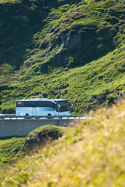 autocarro travessia dos alpes perto gotardo pass - coachride imagens e fotografias de stock