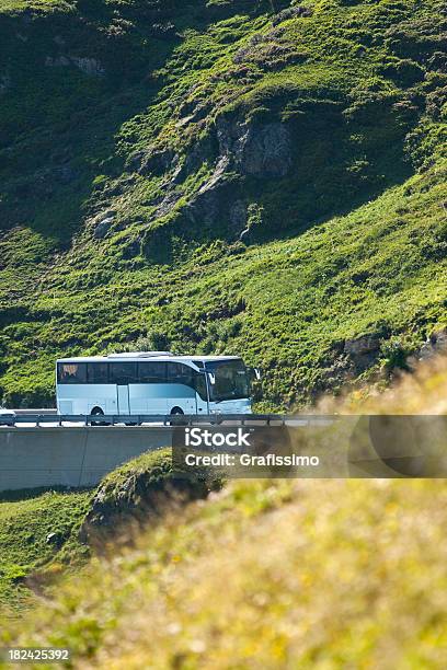 Автобус Пересечения Альп Вблизи Gotthard Проходят — стоковые фотографии и другие картинки Экскурсионный автобус - Экскурсионный автобус, Австрия, Автобус