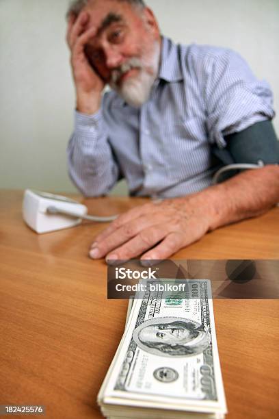 Dinheiro Para A Saúde - Fotografias de stock e mais imagens de Medidor de Tensão Arterial - Medidor de Tensão Arterial, Nota de Dólar dos Estados Unidos, 60-64 anos