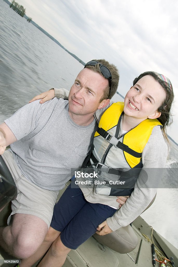 Padre e hija en chaleco salvavidas en bote - Foto de stock de Actividad libre de derechos