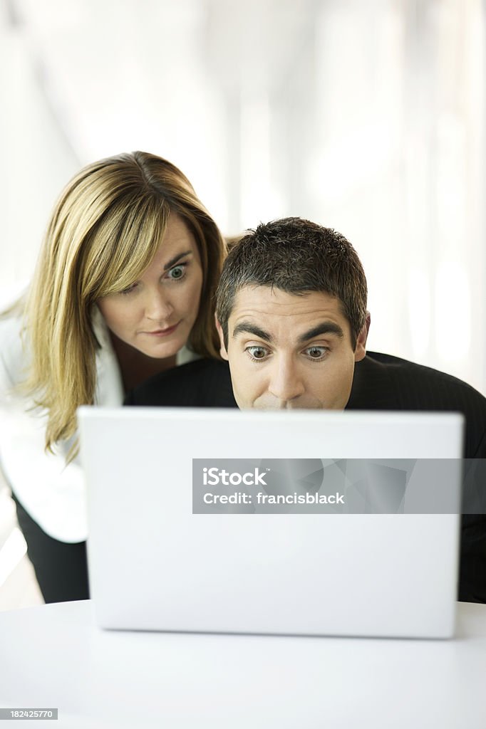 Zwei Geschäftsleute überrascht mit computer - Lizenzfrei Computer Stock-Foto