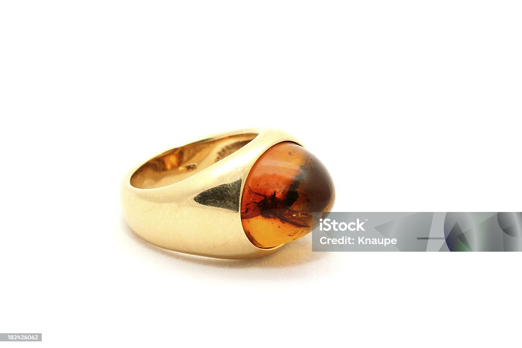 Amber anel de ouro com trechos insetos em fundo branco - Foto de stock de Anel - Joia royalty-free