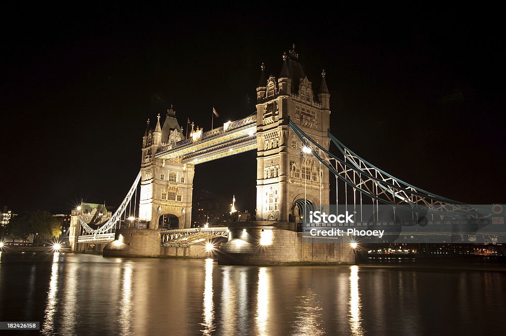 Tower Bridge à noite - Foto de stock de Arquitetura royalty-free