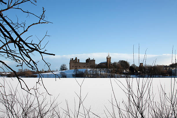 scena invernale con linlithgow, scozia con lago congelato su. - linlithgow palace foto e immagini stock