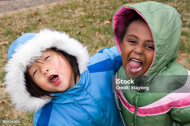 Mädchen Die Verrückte Im Freien Stockfoto und mehr Bilder von Mantel - Mantel, Spielen, Spielerisch