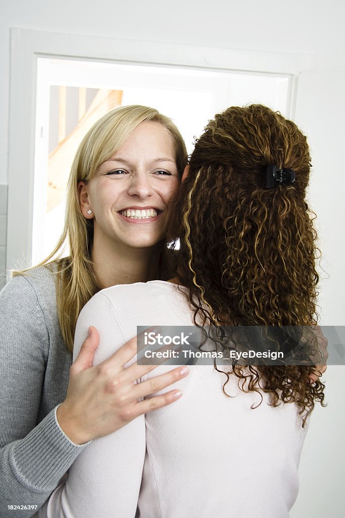 Donna di benvenuto con bacio - Foto stock royalty-free di 20-24 anni