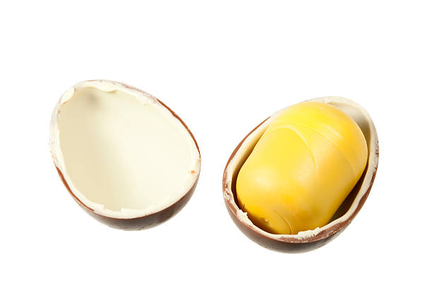 überraschung ei schokolade (schneidepfade - eggs animal egg broken yellow stock-fotos und bilder
