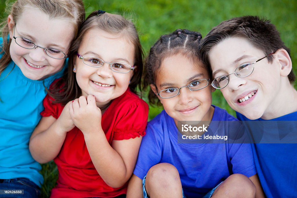 Felizes crianças com óculos sorrindo fora - Foto de stock de Óculos royalty-free