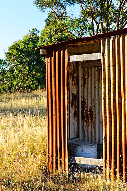 australia, rusty hierro ondulado eliminar farm excusado exterior - metal tin cloud vertical fotografías e imágenes de stock