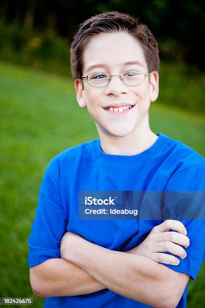 Rapaz Jovem Feliz Com Óculos Sorridente Fora - Fotografias de stock e mais imagens de 10-11 Anos - 10-11 Anos, Alegria, Ao Ar Livre