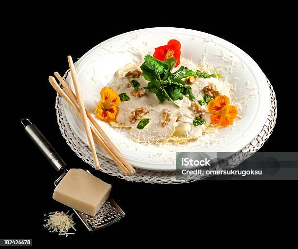 Photo libre de droit de Pâtes Et Au Parmesan Et Aux Noix banque d'images et plus d'images libres de droit de Aliment - Aliment, Assiette, Basilic