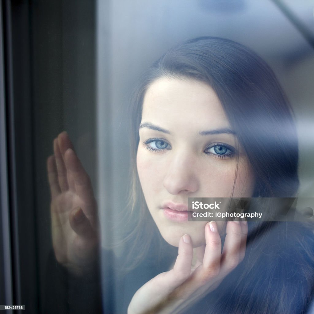 Attraktive junge Frau, Blick in die Kamera mit Sehnsucht und Melancholisch - Lizenzfrei Attraktive Frau Stock-Foto