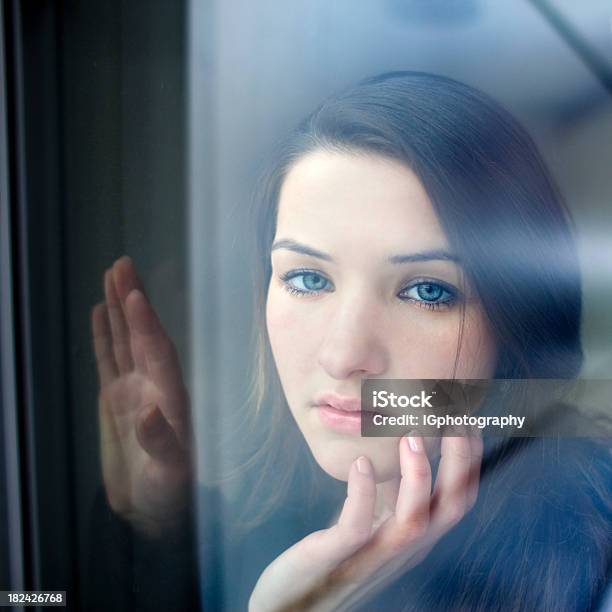 Attraktive Junge Frau Blick In Die Kamera Mit Sehnsucht Und Melancholisch Stockfoto und mehr Bilder von Attraktive Frau