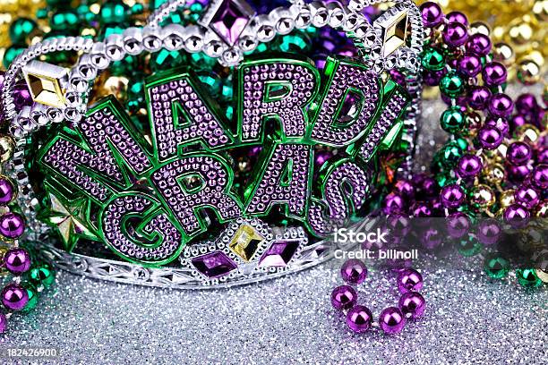 Mardi Gras Crown Y Perlas De Plástico Foto de stock y más banco de imágenes de Abalorio - Abalorio, Brillante, Celebración - Acontecimiento