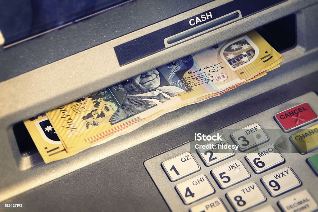 Contanti presso uno sportello ATM - Foto stock royalty-free di Valuta australiana