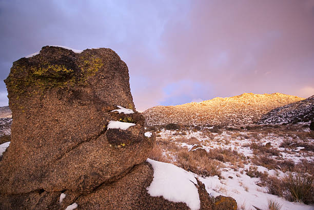 冬季の夕暮れ時の景観ボルダー山の - copy space alpenglow winter mountain range ストックフォトと画像