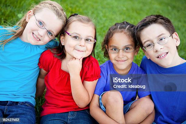 Crianças Jovem Feliz Com Óculos A Sorrir Fora - Fotografias de stock e mais imagens de Criança - Criança, Óculos, 10-11 Anos