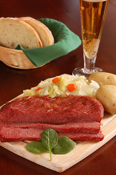 corned-beef e repolho - dinner corned beef irish culture st patricks day - fotografias e filmes do acervo