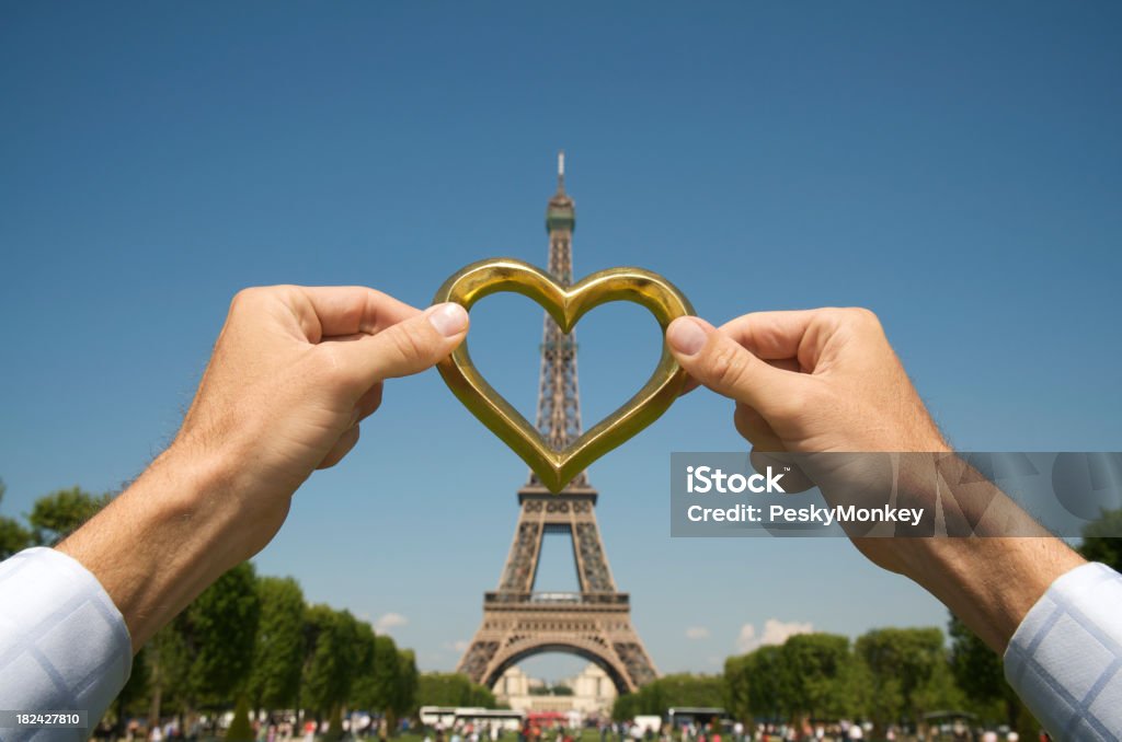 Mains tenir Golden Heart contre la Tour Eiffel - Photo de Amour libre de droits