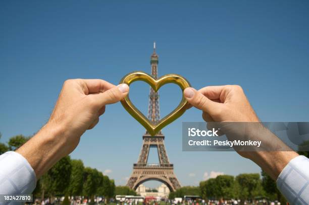 Photo libre de droit de Mains Tenir Golden Heart Contre La Tour Eiffel banque d'images et plus d'images libres de droit de Amour - Amour, Bleu, Capitales internationales