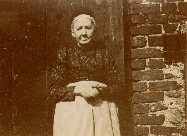 vecchia donna vittoriana - family tree retro revival photograph senior adult foto e immagini stock