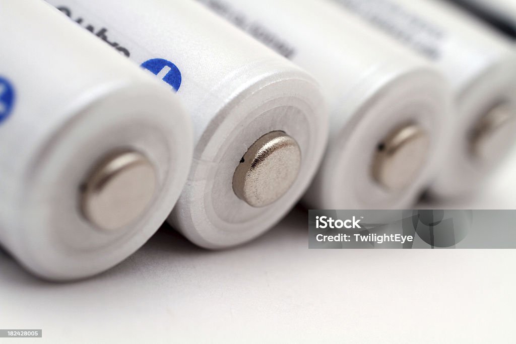 Detalhe de quatro baterias branco em uma fileira - Foto de stock de Abstrato royalty-free