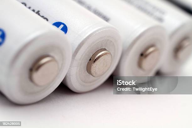 Foto de Detalhe De Quatro Baterias Branco Em Uma Fileira e mais fotos de stock de Abstrato - Abstrato, Alcalino, Amontoamento