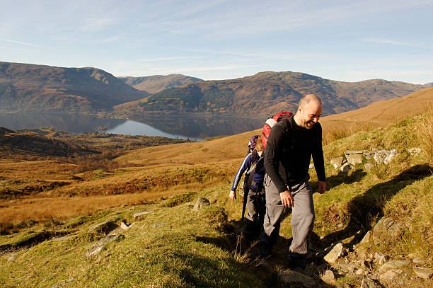 ご友人とご一緒に、丘 - loch lomond loch ben lomond scotland ストックフォトと画像