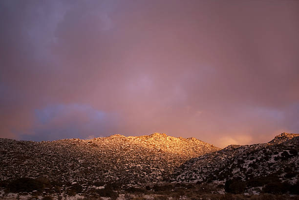 céu ao pôr do sol paisagem de montanha do inverno - copy space alpenglow winter mountain range imagens e fotografias de stock