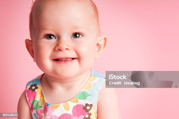 Happy Baby Mädchen Vor Rosa Hintergrund Stockfoto und mehr Bilder von 6-11 Monate - 6-11 Monate, Baby, Ein weibliches Baby allein