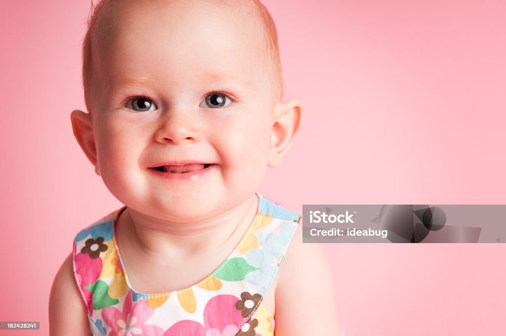 幸せな赤ちゃんの女の子の前にピンクの背景 - 1人のロイヤリティフリーストックフォト