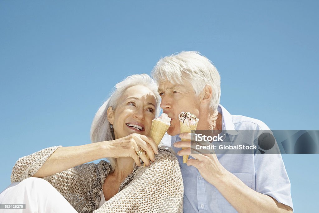 선임 커플입니다 icecream 즐기는 휴가 - 로열티 프리 노인 남자 스톡 사진