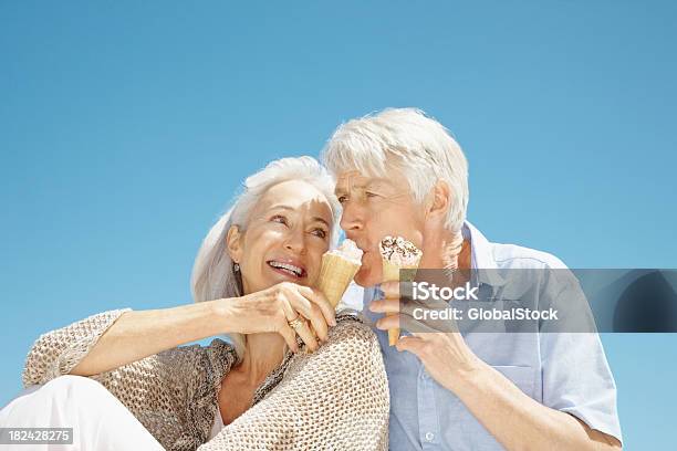 선임 커플입니다 Icecream 즐기는 휴가 노인 남자에 대한 스톡 사진 및 기타 이미지 - 노인 남자, 먹기, 재미