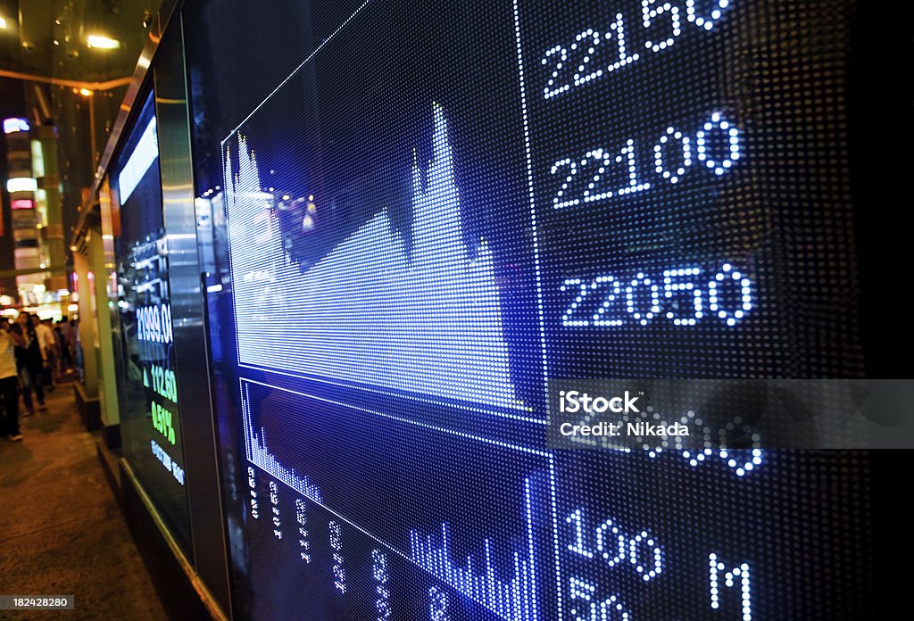 Visualizzare grafici di mercato - Foto stock royalty-free di Azioni e partecipazioni